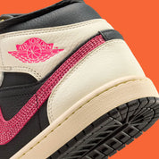 Jordan 1 Mid SE Edge Flight Club en cuir premium avec finitions déstructurées, Swoosh iconique et semelle vintage, zoom arrière de la chaussure
