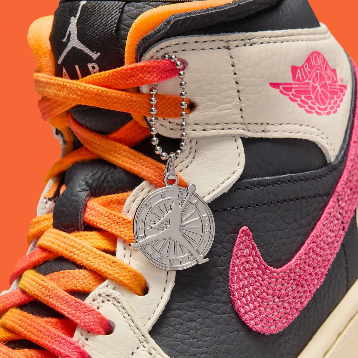 Jordan 1 Mid SE Edge Flight Club en cuir premium avec finitions déstructurées, Swoosh iconique et semelle vintage, zoom accessoire
