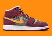Air Jordan 1 Mid SE Plaid, sneaker mi-montante bordeaux, noire et blanche avec panneaux à carreaux tartan et détails orange.