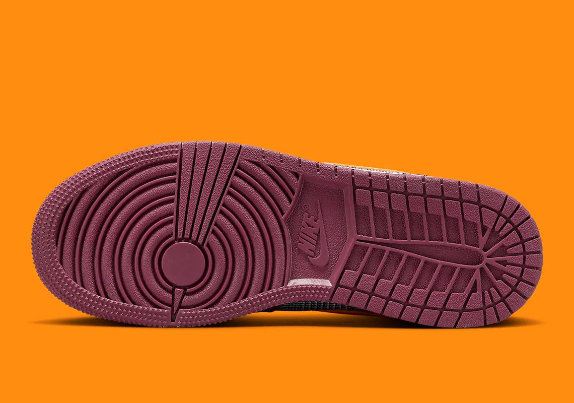 Air Jordan 1 Mid SE Plaid, sneaker mi-montante bordeaux, noire et blanche avec panneaux à carreaux tartan et détails orange.
