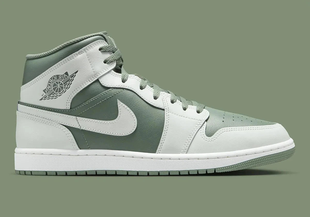 Air Jordan 1 Mid Vintage Lichen vert mousse et blanc cassé en cuir premium avec détails Wings et Swoosh iconiques, vue de profil