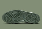 Air Jordan 1 Mid Vintage Lichen vert mousse et blanc cassé en cuir premium avec détails Wings et Swoosh iconiques, vue semelle