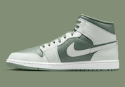 Air Jordan 1 Mid Vintage Lichen vert mousse et blanc cassé en cuir premium avec détails Wings et Swoosh iconiques, vue de profil intérieur