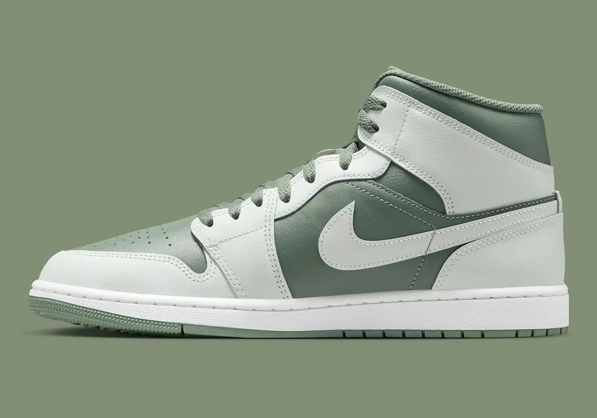 Air Jordan 1 Mid Vintage Lichen vert mousse et blanc cassé en cuir premium avec détails Wings et Swoosh iconiques, vue de profil intérieur