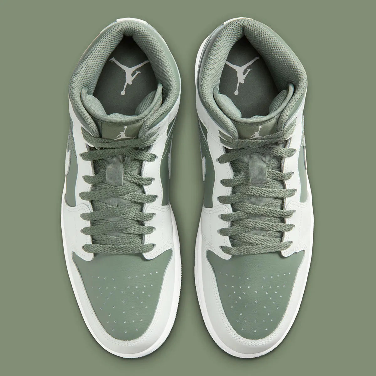 Air Jordan 1 Mid Vintage Lichen vert mousse et blanc cassé en cuir premium avec détails Wings et Swoosh iconiques, vue de dessus