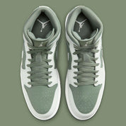 Air Jordan 1 Mid Vintage Lichen vert mousse et blanc cassé en cuir premium avec détails Wings et Swoosh iconiques, vue de dessus