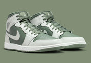 Air Jordan 1 Mid Vintage Lichen vert mousse et blanc cassé en cuir premium avec détails Wings et Swoosh iconiques, vue de 3/4