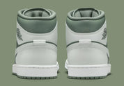 Air Jordan 1 Mid Vintage Lichen vert mousse et blanc cassé en cuir premium avec détails Wings et Swoosh iconiques, vue de derrière