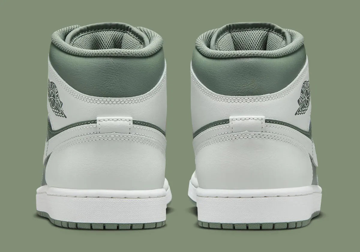 Air Jordan 1 Mid Vintage Lichen vert mousse et blanc cassé en cuir premium avec détails Wings et Swoosh iconiques, vue de derrière
