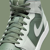 Air Jordan 1 Mid Vintage Lichen vert mousse et blanc cassé en cuir premium avec détails Wings et Swoosh iconiques, zoom avant