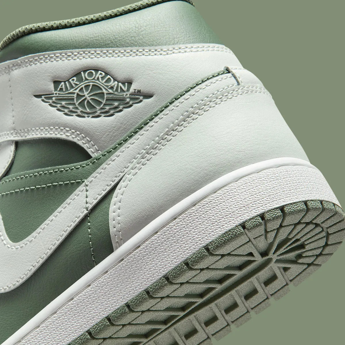 Air Jordan 1 Mid Vintage Lichen vert mousse et blanc cassé en cuir premium avec détails Wings et Swoosh iconiques, zoom arrière de la chaussure