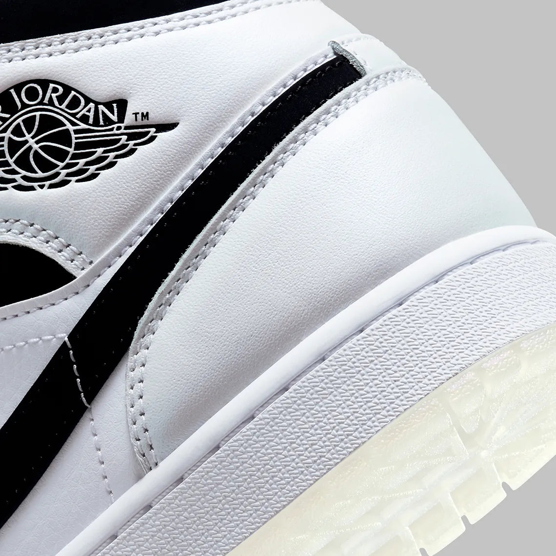 Air Jordan 1 Mid Diamond Shorts, sneaker mi-montante Jordan Brand inspirée des Diamond Shorts avec design emblématique et finitions premium.