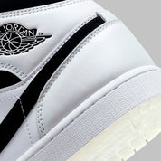 Air Jordan 1 Mid Diamond Shorts, sneaker mi-montante Jordan Brand inspirée des Diamond Shorts avec design emblématique et finitions premium.