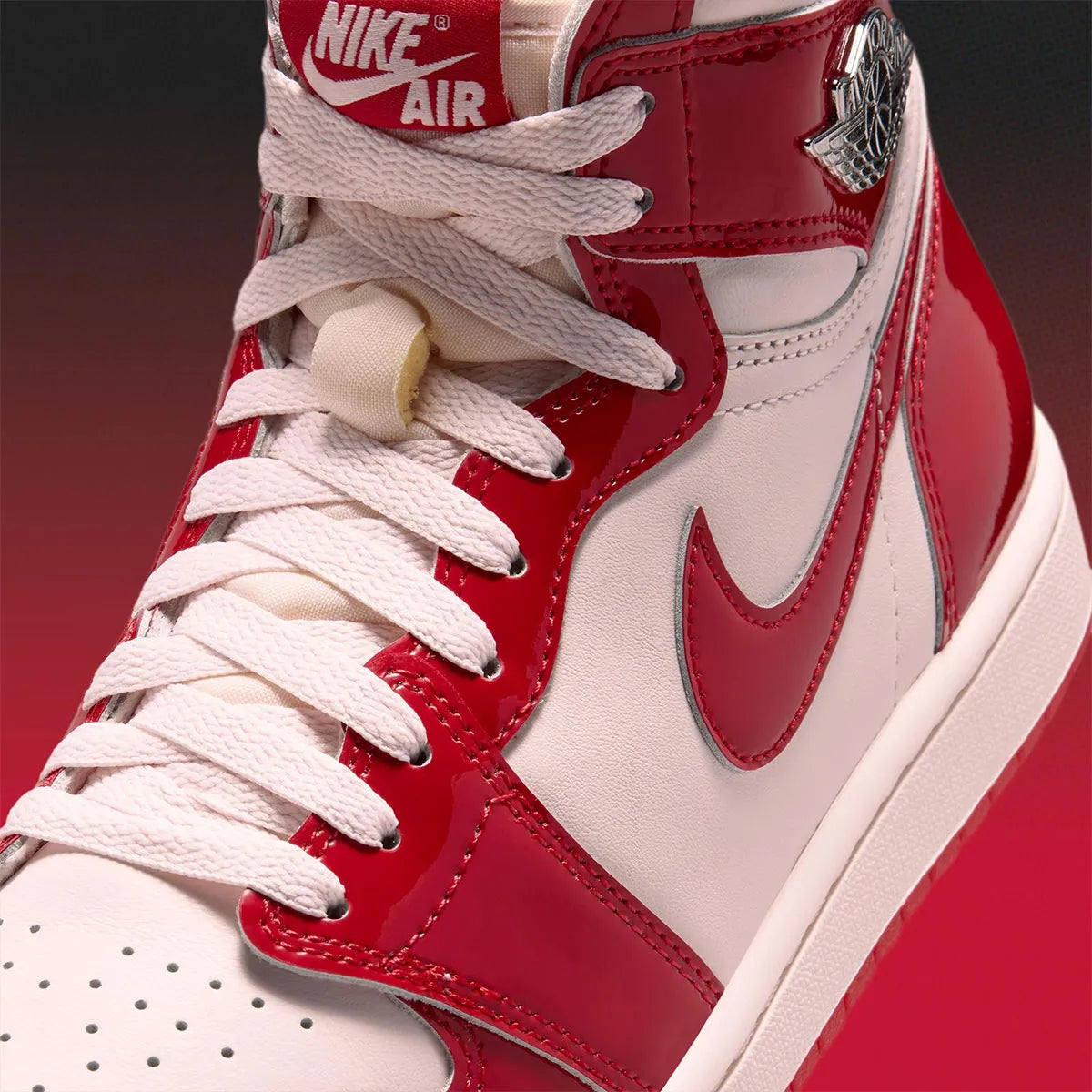 Air Jordan 1 Retro High OG Nails & Grails rouge University Red et rose clair avec cuir brillant, Swoosh et détails métalliques argentés.