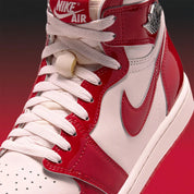 Air Jordan 1 Retro High OG Nails & Grails rouge University Red et rose clair avec cuir brillant, Swoosh et détails métalliques argentés.