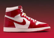 Air Jordan 1 Retro High OG Nails & Grails rouge University Red et rose clair avec cuir brillant, Swoosh et détails métalliques argentés.