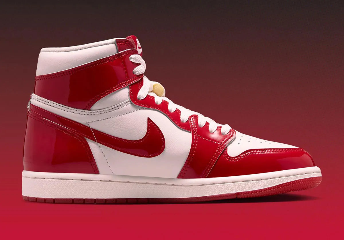 Air Jordan 1 Retro High OG Nails & Grails rouge University Red et rose clair avec cuir brillant, Swoosh et détails métalliques argentés.