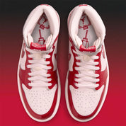 Air Jordan 1 Retro High OG Nails & Grails rouge University Red et rose clair avec cuir brillant, Swoosh et détails métalliques argentés.