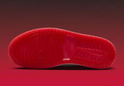 Air Jordan 1 Retro High OG Nails & Grails rouge University Red et rose clair avec cuir brillant, Swoosh et détails métalliques argentés.