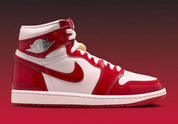Air Jordan 1 Retro High OG Nails & Grails rouge University Red et rose clair avec cuir brillant, Swoosh et détails métalliques argentés.