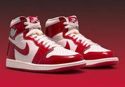 Air Jordan 1 Retro High OG Nails & Grails rouge University Red et rose clair avec cuir brillant, Swoosh et détails métalliques argentés.