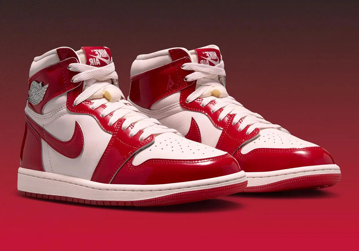 Air Jordan 1 Retro High OG Nails & Grails rouge University Red et rose clair avec cuir brillant, Swoosh et détails métalliques argentés.