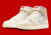 Air Jordan 1 High OG en cuir Sail avec accents University Red et semelle rouge en caoutchouc.
Vue 3/4
