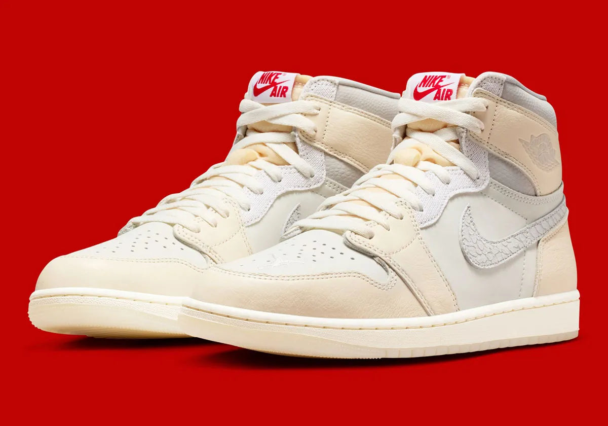 Air Jordan 1 High OG en cuir Sail avec accents University Red et semelle rouge en caoutchouc.
Vue 3/4