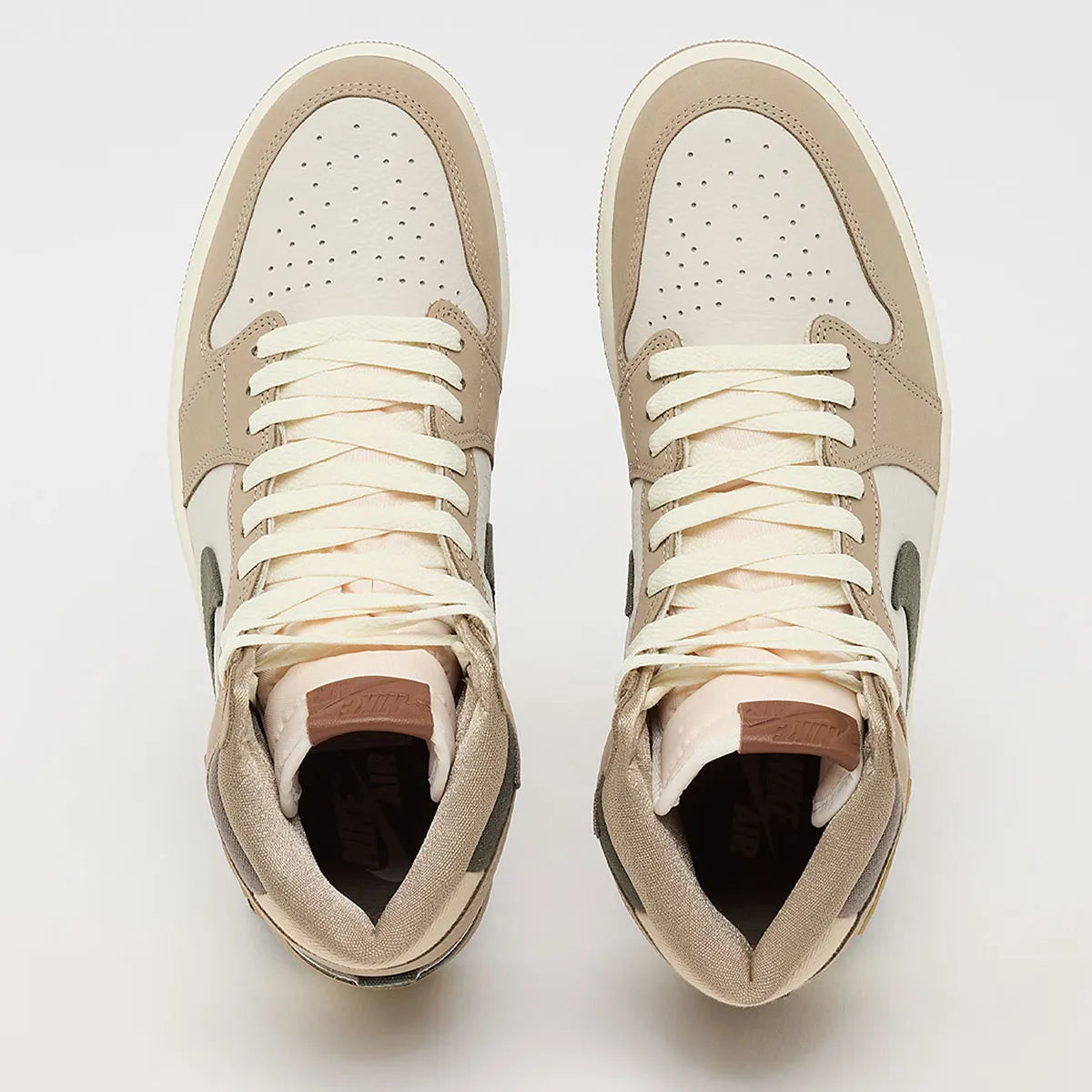 Air Jordan 1 Retro High OG Khaki, sneaker montante Jordan Brand en coloris kaki avec design iconique, amorti confortable et finitions premium.