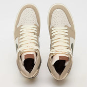 Air Jordan 1 Retro High OG Khaki, sneaker montante Jordan Brand en coloris kaki avec design iconique, amorti confortable et finitions premium.