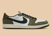 Sneakers Air Jordan 1 Retro Low OG Medium Olive en cuir lisse et daim premium, avec empiècements vert olive, logo Wings au talon et amorti Nike Air encapsulé.