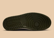 Sneakers Air Jordan 1 Retro Low OG Medium Olive en cuir lisse et daim premium, avec empiècements vert olive, logo Wings au talon et amorti Nike Air encapsulé.