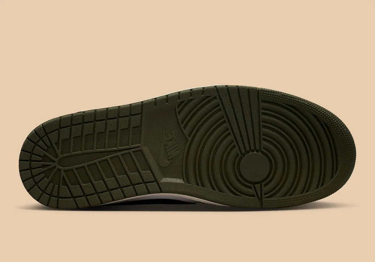 Sneakers Air Jordan 1 Retro Low OG Medium Olive en cuir lisse et daim premium, avec empiècements vert olive, logo Wings au talon et amorti Nike Air encapsulé.