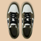 Sneakers Air Jordan 1 Retro Low OG Medium Olive en cuir lisse et daim premium, avec empiècements vert olive, logo Wings au talon et amorti Nike Air encapsulé.