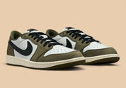 Sneakers Air Jordan 1 Retro Low OG Medium Olive en cuir lisse et daim premium, avec empiècements vert olive, logo Wings au talon et amorti Nike Air encapsulé.