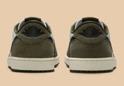 Sneakers Air Jordan 1 Retro Low OG Medium Olive en cuir lisse et daim premium, avec empiècements vert olive, logo Wings au talon et amorti Nike Air encapsulé.