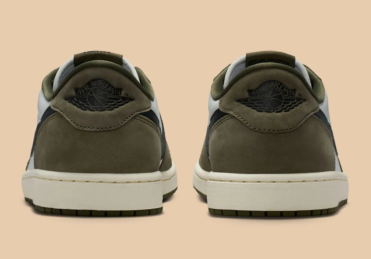 Sneakers Air Jordan 1 Retro Low OG Medium Olive en cuir lisse et daim premium, avec empiècements vert olive, logo Wings au talon et amorti Nike Air encapsulé.