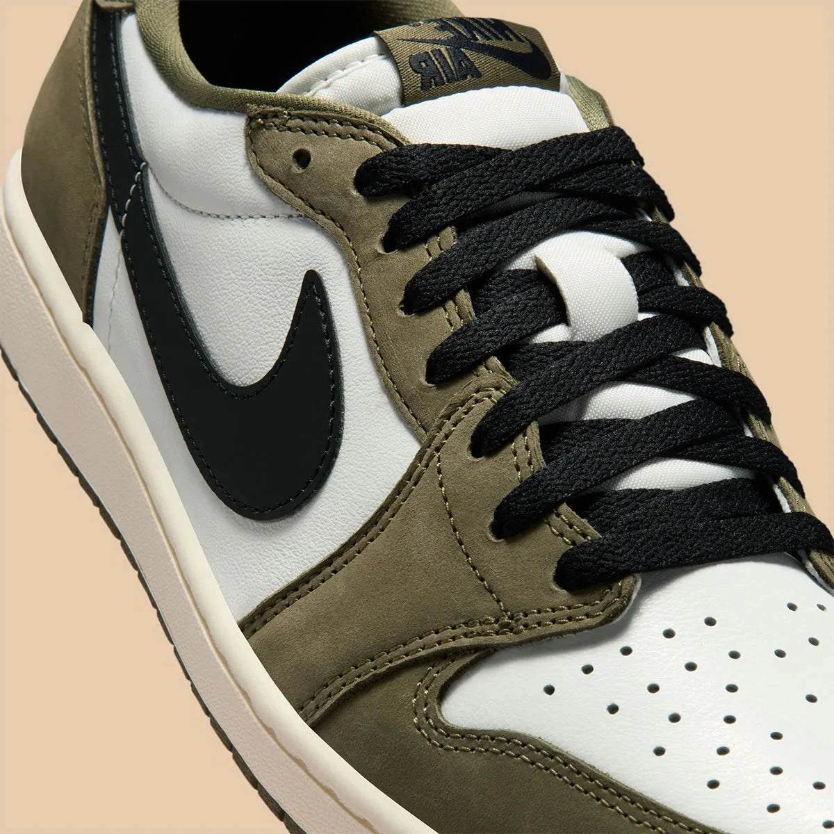 Sneakers Air Jordan 1 Retro Low OG Medium Olive en cuir lisse et daim premium, avec empiècements vert olive, logo Wings au talon et amorti Nike Air encapsulé.