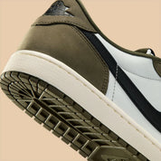 Sneakers Air Jordan 1 Retro Low OG Medium Olive en cuir lisse et daim premium, avec empiècements vert olive, logo Wings au talon et amorti Nike Air encapsulé.