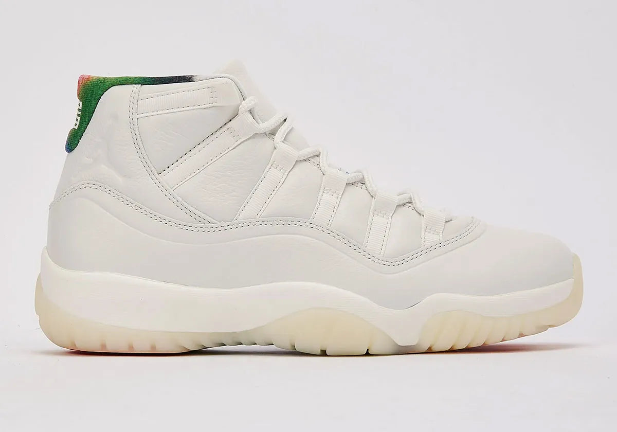 Sneakers Air Jordan 11 Retro 285 en cuir verni et mesh technique avec semelle translucide et amorti Air iconique vue de profil. 