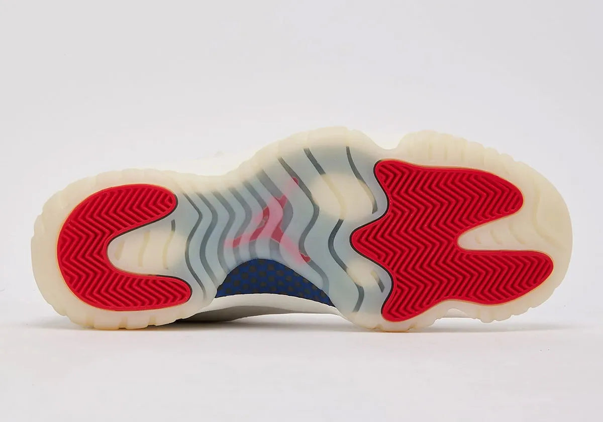 Sneakers Air Jordan 11 Retro 285 en cuir verni et mesh technique avec semelle translucide et amorti Air iconique vue sur la semelle extérieure. 