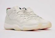 Sneakers Air Jordan 11 Retro 285 en cuir verni et mesh technique avec semelle translucide et amorti Air iconique vue de 3/4 face. 