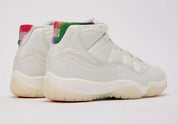 Sneakers Air Jordan 11 Retro 285 en cuir verni et mesh technique avec semelle translucide et amorti Air iconique vue de 3/4 arrière. 