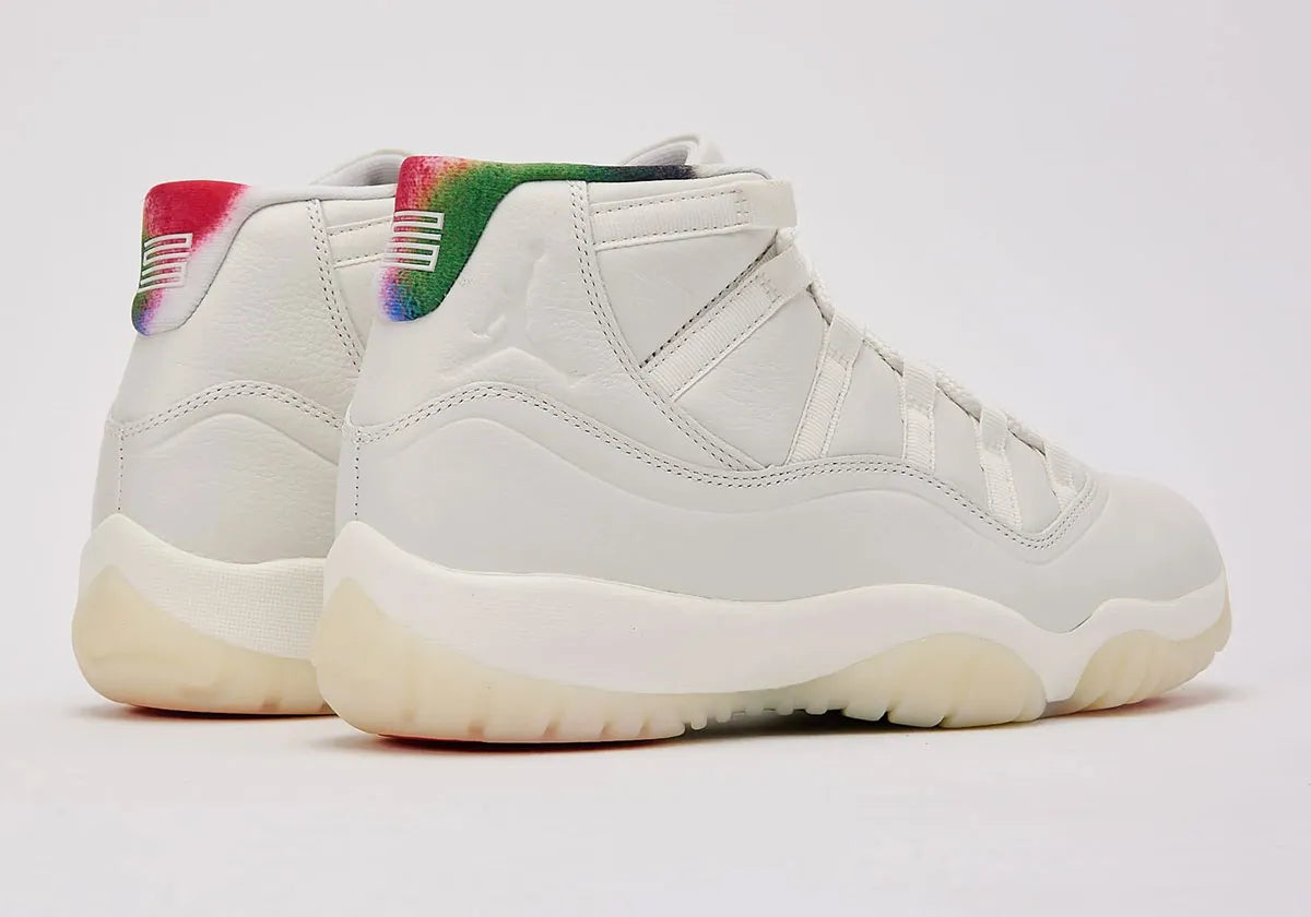 Sneakers Air Jordan 11 Retro 285 en cuir verni et mesh technique avec semelle translucide et amorti Air iconique vue de 3/4 arrière. 