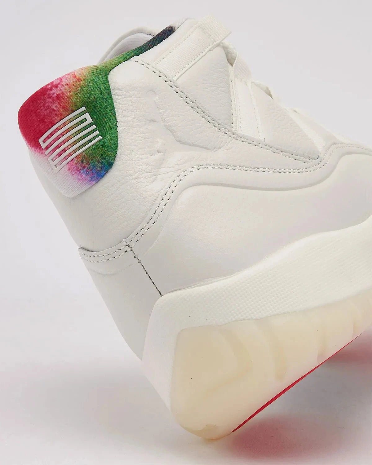 Détails arrière de la sneakers Air Jordan 11 Retro 285 en cuir verni et mesh technique avec semelle translucide et amorti Air iconique