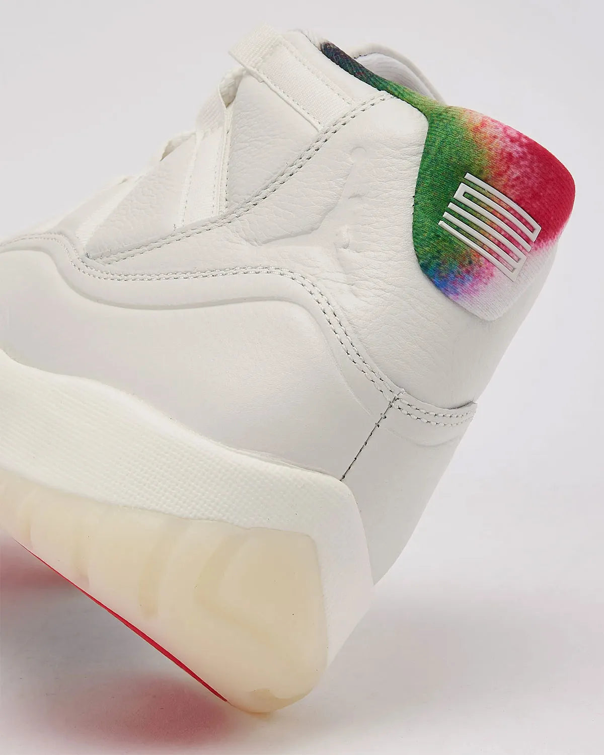 Sneakers Air Jordan 11 Retro 285 en mesh balistique et cuir verni avec semelle translucide et amorti Air iconique.Vue zoomer arrière 