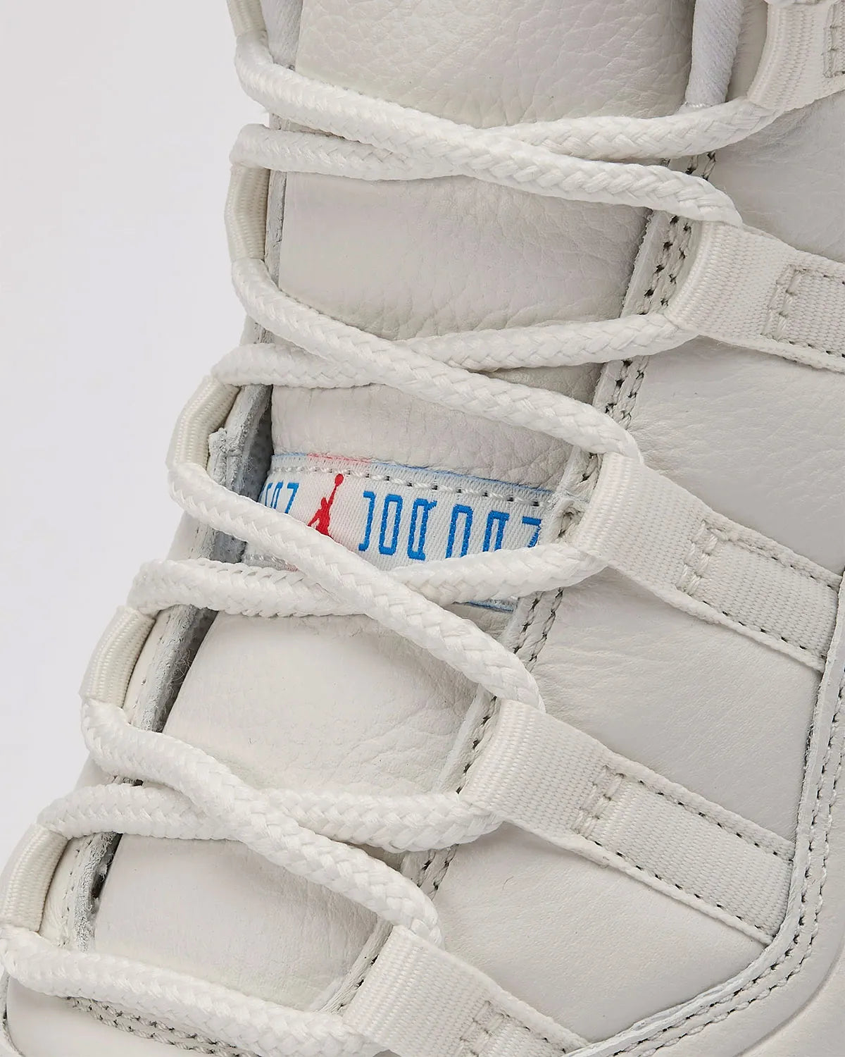 Sneakers Air Jordan 11 Retro 285 en mesh balistique et cuir verni avec semelle translucide et amorti Air iconique.Vue zoomer avant 