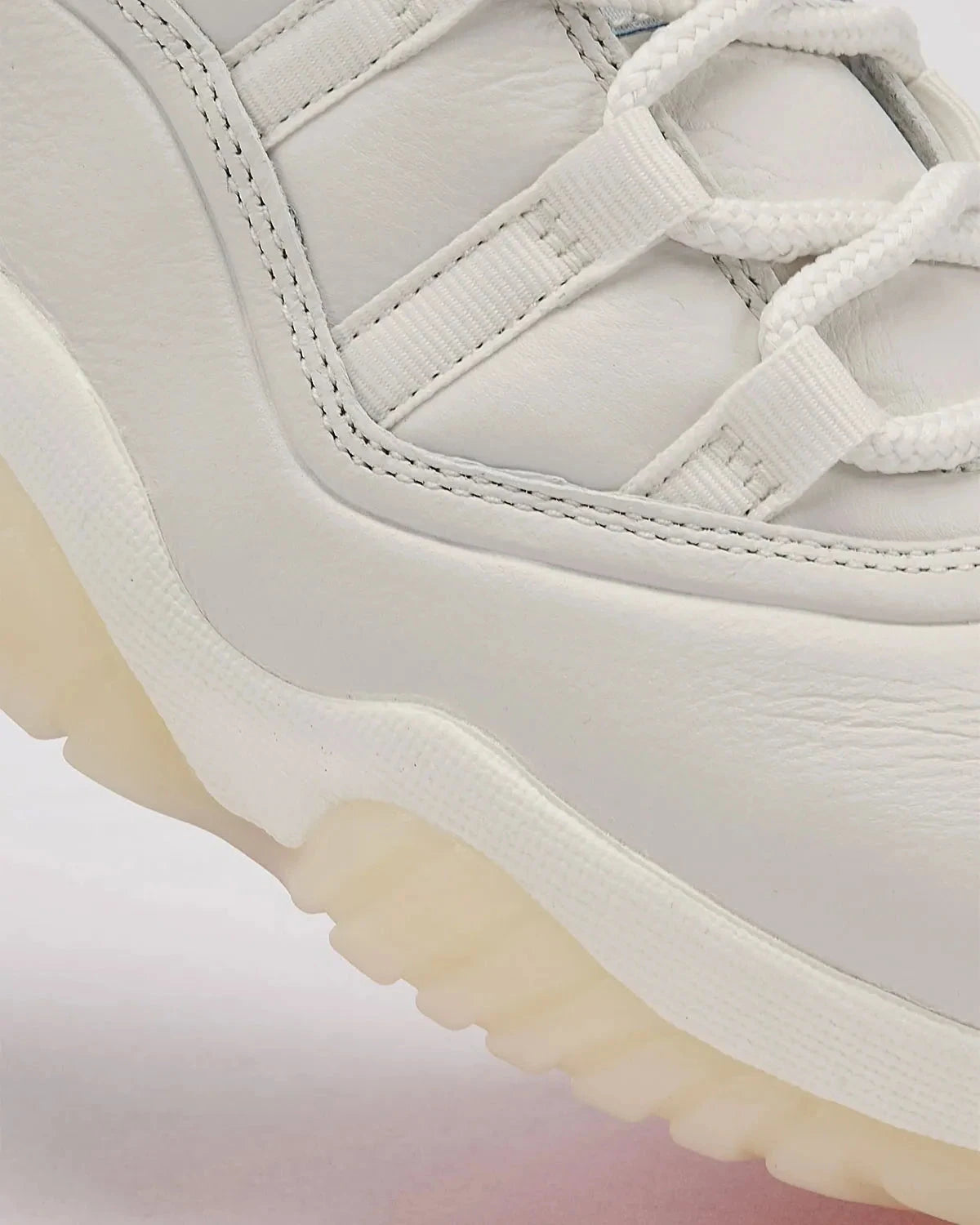 Vue zoomée sur le cuir de la sneakers Air Jordan 11 Retro 285 en cuir verni et mesh technique avec semelle translucide et amorti Air iconique