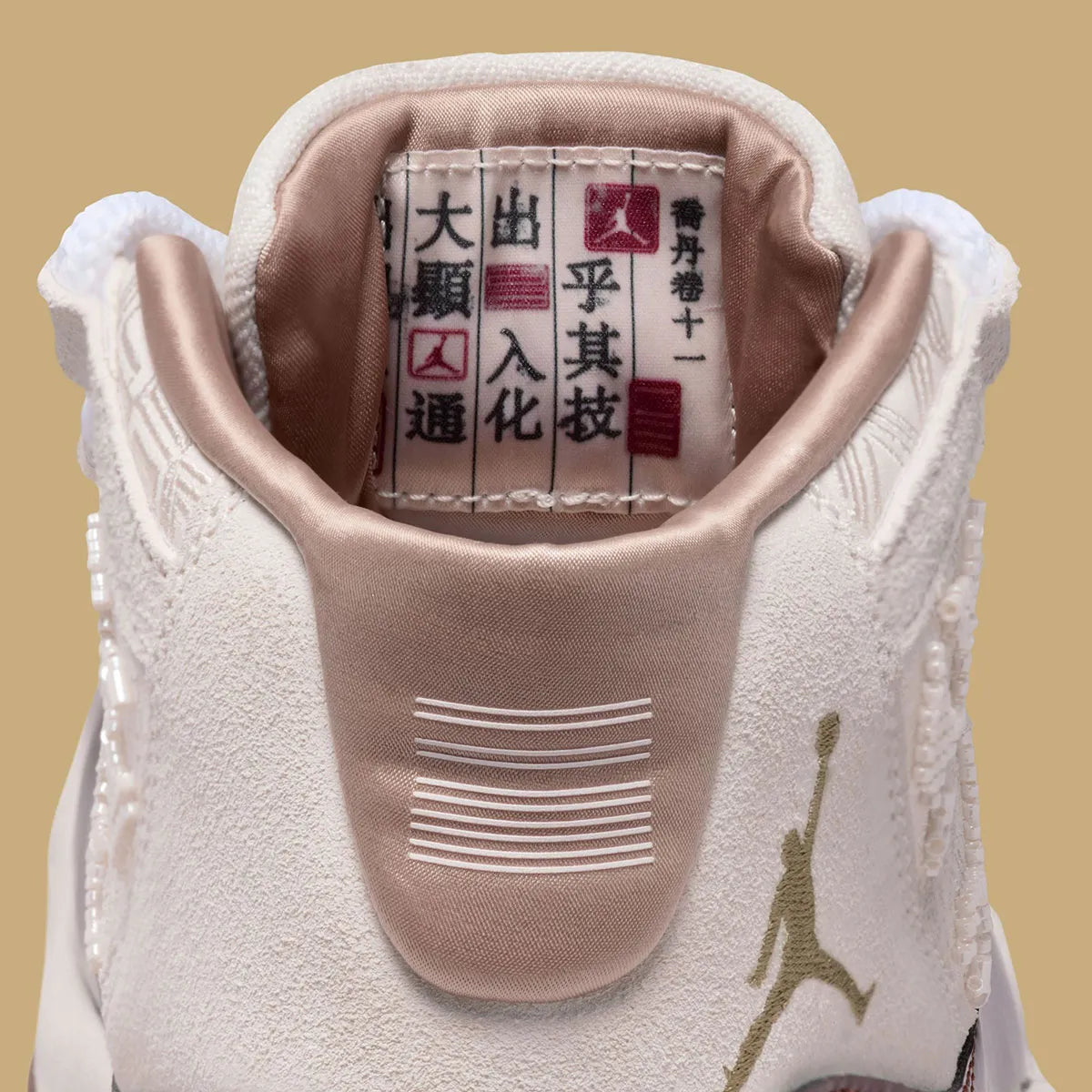Sneakers Air Jordan 11 Retro China blanches et rouges en cuir verni avec semelle translucide et amorti Air