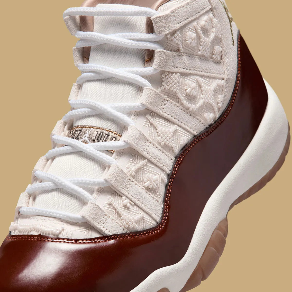 Sneakers Air Jordan 11 Retro China blanches et rouges en cuir verni avec semelle translucide et amorti Air